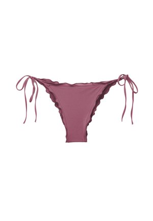 Bas de bikini mauve avec des bords froncés et des liens ajustables de chaque côté. Texture de tissu lisse, design à couverture minimale.