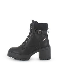 Botines negros hasta el tobillo con un upper texturizado, tacón grueso, cierre de cordones en la parte frontal y un cuello de punto, con un acento de hebilla y suela resistente.