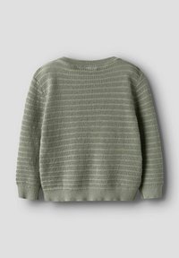 Grüner Strickpullover mit strukturiertem Streifenmuster, Rundhalsausschnitt und gerippten Bündchen. Weiches Material mit lockerer Passform und schlichtem Design.