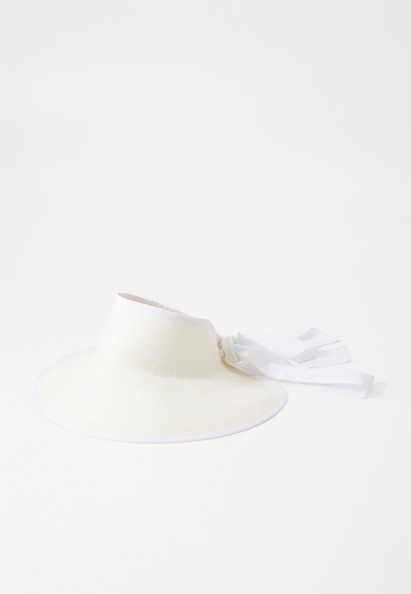 Hvid stråhat med bred skygge, der har en glat tekstur og et bånd, der kan bindes bagpå for sikker justering.