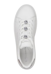 Sneaker bianco realizzato in materiale sintetico, con tre accentuazioni di gemme trasparenti sui lacci e un dettaglio argentato lucido sul tallone.