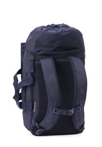 Sac à dos bleu marine avec bretelles rembourrées et réglables, boucle de poitrine, fermeture à cordon au sommet, poche latérale zippée et poignée de transport.