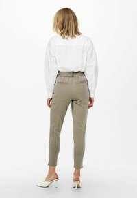 ONLY LOOSE FIT - Pantalones deportivos - walnut