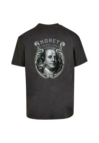 Črna bombažna majica s grafičnim dizajnom Benjamina Franklin in napisom "DENAR NIKOLI NE LAŽE" ter "100" v dekorativnem okvirju.