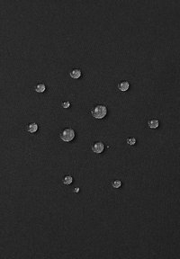 Schwarzer Stoff mit strukturierten Oberflächen, auf dem mehrere runde Wassertropfen verteilt sind, die die wasserabweisende Qualität des Materials unterstreichen.
