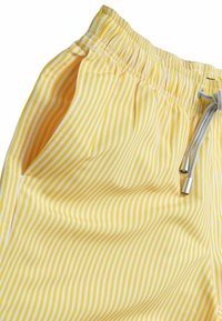 Costumi da bagno gialli con righe verticali bianche, fascia elastica in vita, tasche laterali e cordino con puntali argentati.