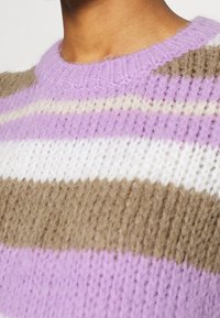 Fioletowo-beżowo-biały sweter w paski o okrągłym dekolcie, z fakturowanym wykończeniem i miękką, puszystą przędzą.