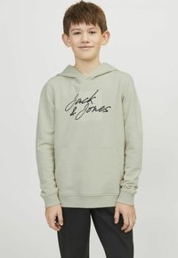 Felpa verde chiaro con tasca frontale, caratterizzata da un design del logo nero "Jack & Jones". Tessuto morbido con polsini e orlo a costine.