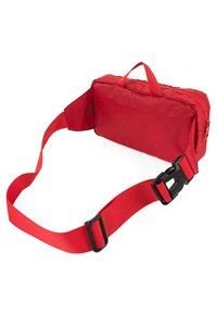 Bolsa de cintura de nylon rojo con correa ajustable, hebilla de plástico, cierre de cremallera y pequeño asa en la parte superior sobre fondo blanco.