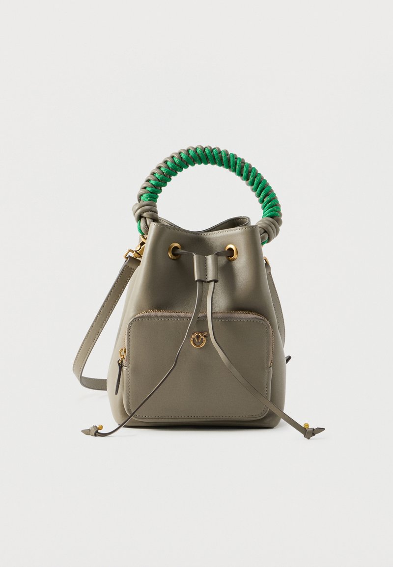 Saco em imitação de pele verde e cinza com uma alça em espiral verde, detalhes em dourado, fecho por cordão e um bolso frontal.