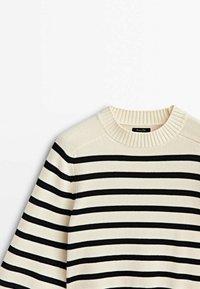Pull à rayures beige et noir avec un col rond côtelé, texture tricotée et manches longues, affichant des rayures horizontales alternées.