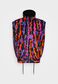 Puffer-Weste mit hohem Kragen, schwarzem Grund, leuchtendem orange-, pink- und lila Pfeil- und Textmuster, Frontknöpfen und Tunnelzug am Saum.