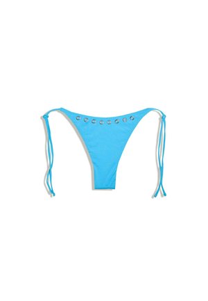 Helderblauwe bikinibroek met zijstrikjes en acht zilveren oogjes langs de bovenrand aan de voorkant, geplaatst tegen een witte achtergrond.