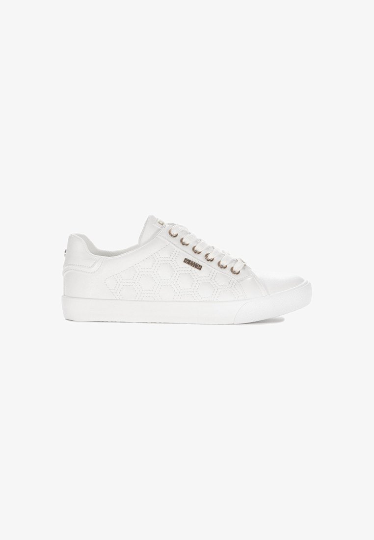 Białe sneakersy wykonane z teksturowanego materiału syntetycznego; sześciokątny wzór po bokach; sześć metalowych oczek na sznurowadła; gumowa podeszwa.