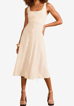 Jasnobeżowa lniana sukienka z kwadratowym dekoltem, bez rękawów, z przodu na guziki, z rozkloszowaną, sięgającą połowy łydki spódnicą oraz gładką fakturą.