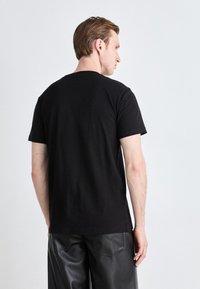 Calvin Klein Jeans GRID BOX TEE - Trükipildiga T-särk - black
