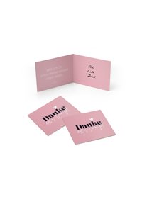 Rozā apsveikumu kartiņu komplekts, kurā iekļauta salocīta kartīte ar vārdu "Danke" izceltajā melnajā rakstā. Iekšpusē ir gaiši rozā teksts. Iekļautas arī divas mazākas kartītes.