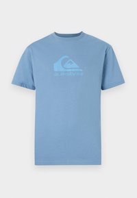 Lyseblå bomulds t-shirt med korte ærmer, der har et stiliseret bjerglogo og mærkenavnet "Quiksilver" i en lysere blå.