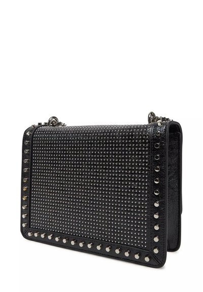 Borsa a tracolla nera in pelle con un design borchiato e dettagli metallici, forma rettangolare e tracolla a catena removibile.