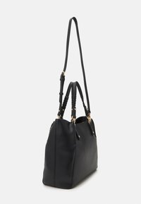 Sac à main en cuir noir avec une forme structurée, des anses tressées, des accents en métal dor é et une fermeture éclair. Texture lisse avec un minimum de détails.