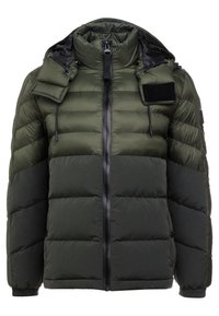 Tofarvet mørkegrøn polstret vinterjakke med høj krave, frontlynlås, fasthæftet hætte, snoretræk og sort patch på brystet.