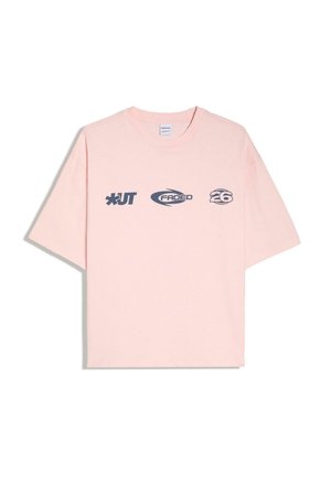 Világos rózsaszín rövid ujjú póló fekete grafikus szöveggel és szimbólumokkal: „*UT“, „FADED“ és „26“ a mellrészen.