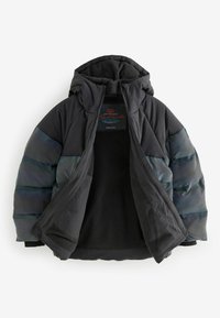 Schwarze Steppjacke mit Kapuze, featuring eine glatte Außenfläche, weiche Fleece-Fütterung und ein gestepptes Design mit glänzenden Akzenten an den Ärmeln.