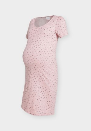 Camisón premamá rosa claro con pequeños patrones de corazones rojos, mangas cortas, escote redondo y tapeta de botones delanteros sobre fondo blanco.