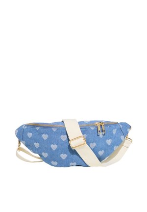 Bolsa de cintura de tela azul con patrones de corazones blancos, cremallera dorada y correa beige ajustable con hebilla dorada.