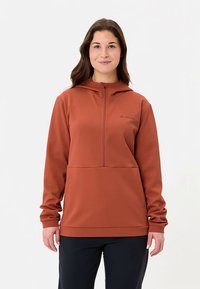 Gepolsterter Hoodie in Rostfarbe mit einer Fronttasche, Reißverschluss und Kapuze. Verfügt über ein dezentes Logo auf der Brust und eine strukturierte Stoffoberfläche.