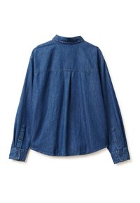Camicia in denim blu scuro con dettagli sul retro, maniche lunghe, polsini con bottone e vestibilità comoda. Tessuto morbido con una leggera lucentezza.