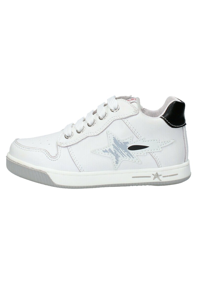 Sneaker bianca con tomaia sintetica liscia, logo a stella argentato sul lato, accentuazione nera sul tallone e suola in gomma grigia con battistrada testurizzato.