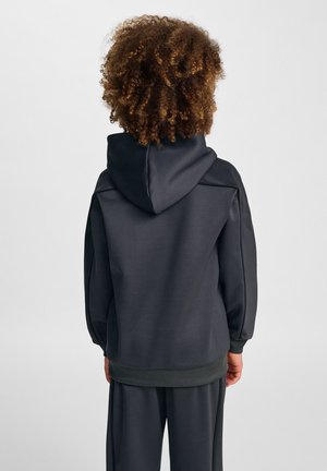 Donkergrijze hoodie met een gladde structuur, geribbelde zomen en een relaxte pasvorm. Kenmerkt zich door een eenvoudig ontwerp zonder zichtbare logo's of patronen.