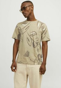 Jack & Jones PREMIUM ALL OVER RUNDHALS - T-shirt med print - coffee quartz