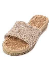 Sandalia de deslizamiento beige con una correa de ganchillo texturizada, plantilla decorada y una suela de goma de bajo perfil para mayor comodidad y soporte.