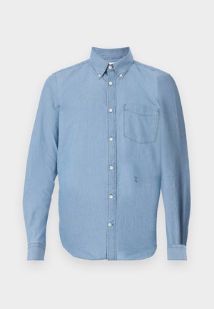 Jasnoniebieska koszula z długim rękawem z denimu. Obejmuje kieszeń na lewej piersi, kołnierzyk zapinany na guziki oraz długie rękawy.