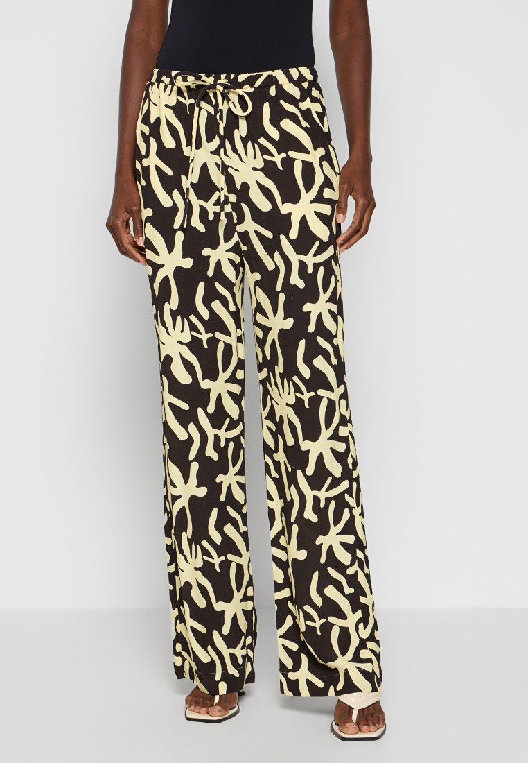 Nanushka Broek donkergeel gemêleerd