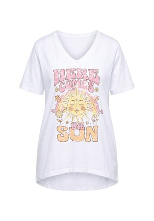 Weißes V-Ausschnitt T-Shirt mit Vintage-Sonnenmotiv, umgeben von Blumen und dem Schriftzug „Here comes the sun“ in Rosa- und Orangetönen.