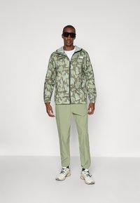 The North Face MOUNTAIN ATHLETICS - Windbreakers - new taupe/green