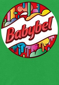 Zelená košile s kruhovým logem Babybel, bílé pásky a barevnými kapajícími vzory v červené, růžové, žluté a modré.