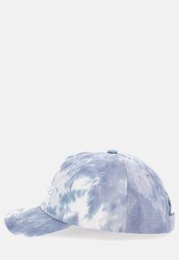Gorra ajustable en patrón de tie-dye azul; hecha de algodón con visera curva y logo bordado en el frente. Tejido texturizado.