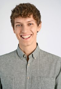 Lichtgrijze button-up shirt met een kraag en een borstzak, gemaakt van een textuurstof; bevat beige knopen langs de sluiting.