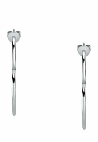 Orecchini in metallo argento con un design slanciato e elegante. Texture liscia e riflettente con un dettaglio di supporto rotondo, dotati di un semplice gancio di chiusura.