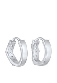 Boucles d'oreilles en argent en forme de créoles avec une finition lisse et brillante, ornées de petites pierres précieuses incrustées sur un côté et dotées d'une fermeture à charnière sécurisée.