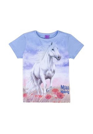 Hellblaues Baumwoll-T-Shirt mit kurzen Ärmeln, das ein weißes Motiv eines laufenden Pferdes und den Schriftzug "Miss Melody" in blauen Glitzer zeigt.