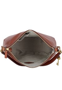 Sac en cuir marron avec fermeture éclair, présentant un intérieur spacieux de couleur gris clair. Équipé de quincaillerie dorée et d'une bandoulière réglable.