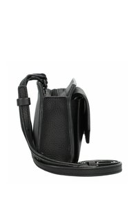 Czarna skórzana torba crossbody z teksturowanym wykończeniem, zamknięciem na zamek i regulowanym paskiem. Kompaktowy prostokątny kształt, eksponujący staranne detale szwu.