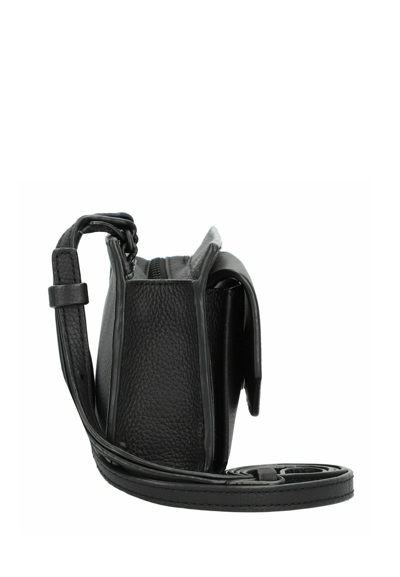 Schwarze Leder-Crossbody-Tasche mit strukturierter Oberfläche, Reißverschluss und verstellbarem Riemen. Kompakte rechteckige Form, die saubere Nähte zeigt.