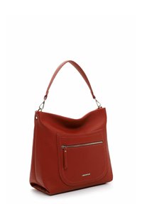 Sac à épaule en cuir rouge avec une finition texturée, une forme décontractée et une poche zippée à l'avant. Il dispose d'une seule sangle tressée.