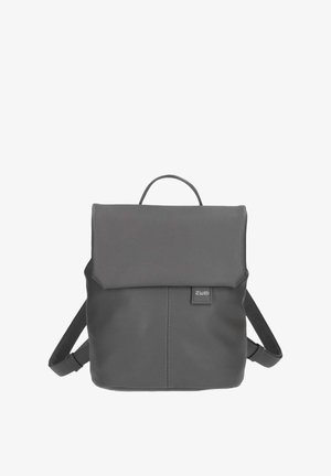 Zaino in pelle grigia con patta pieghevole, spallacci regolabili e un piccolo logo sulla parte anteriore. Texture liscia con design minimalista.